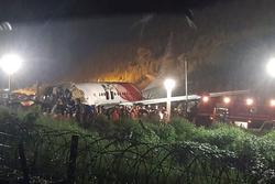 Máy bay Ấn Độ gãy đôi khi hạ cánh, 17 người chết