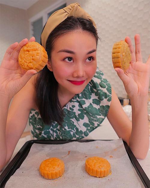 Thanh Hằng làm bánh Trung thu sớm-1