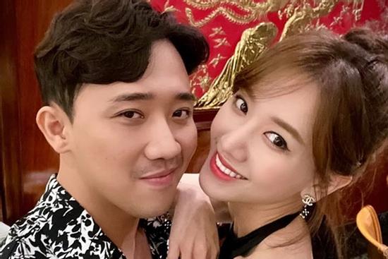 Trấn Thành vừa tắm vừa hát inh ỏi lúc 4h sáng, Hari Won khóc dở mếu dở