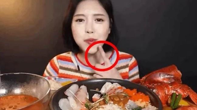 YouTuber Hàn bị tố giả vờ nhai rồi nhổ thức ăn trong clip mukbang-1