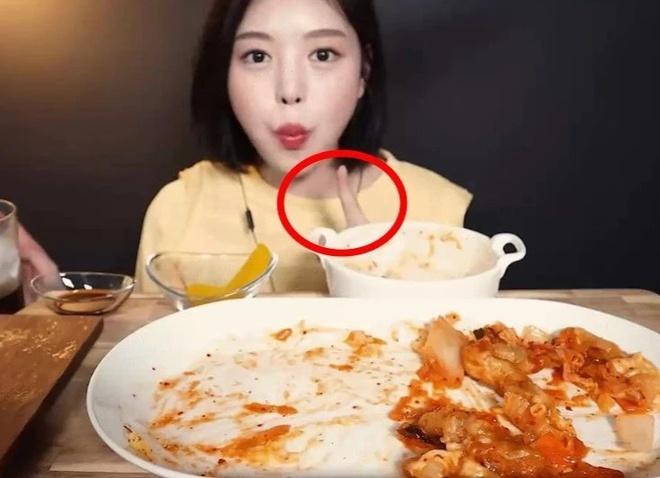 YouTuber Hàn bị tố giả vờ nhai rồi nhổ thức ăn trong clip mukbang-2