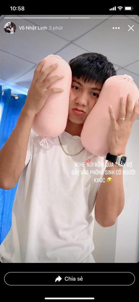 Tan chảy loạt khoảnh khắc Phan Văn Đức trổ tài chăm con gái mới chào đời-3