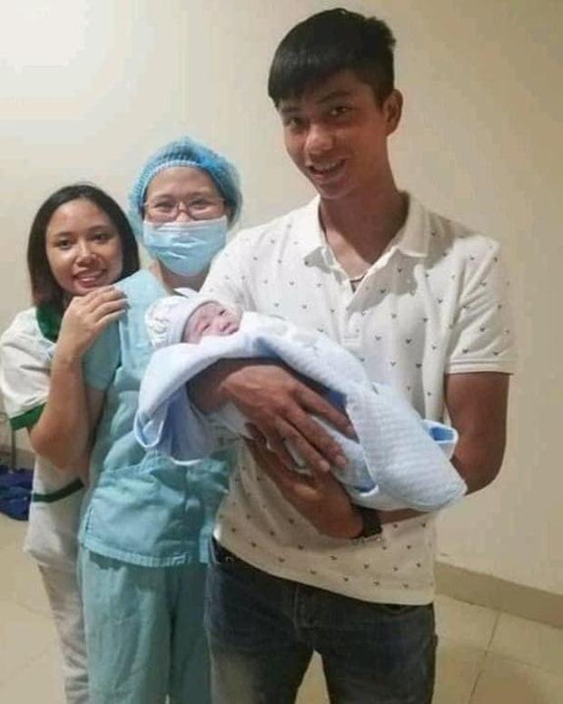 Tan chảy loạt khoảnh khắc Phan Văn Đức trổ tài chăm con gái mới chào đời-4