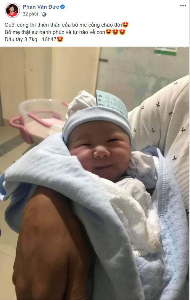 Tan chảy loạt khoảnh khắc Phan Văn Đức trổ tài chăm con gái mới chào đời-1