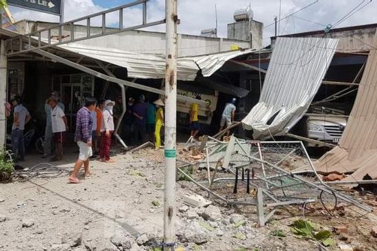 Xe 'điên' tông sập 3 nhà dân, nhiều trẻ em bị thương