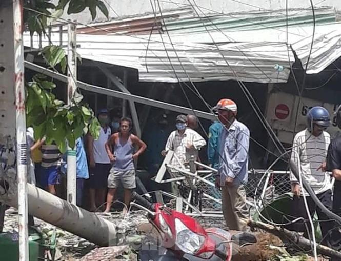 Xe điên tông sập 3 nhà dân, nhiều trẻ em bị thương-1