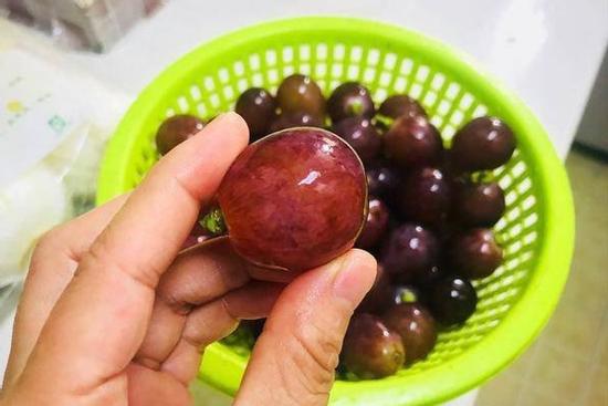 Chọn nho, nên nếm quả trên cùng, ở giữa hay bên dưới, làm điều này người bán cũng phải khen