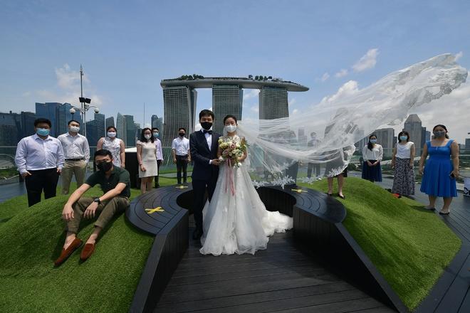 Bất chấp dịch, 240 đôi trẻ Singapore cưới vào ngày đẹp 8/8-2