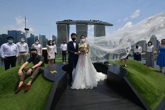 Bất chấp dịch, 240 đôi trẻ Singapore cưới vào 'ngày đẹp' 8/8