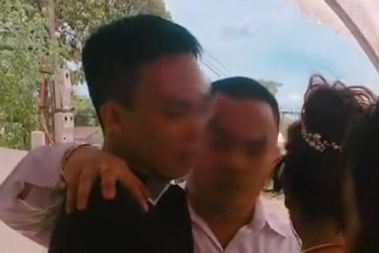 Người đàn ông có biểu hiện lạ với cô dâu sau đám cưới, dân tình thi nhau gọi tên 'người yêu cũ' và sự thật