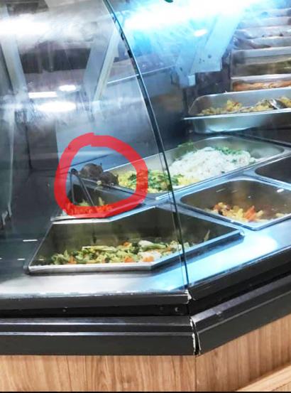 Kinh hãi hình ảnh 2 chú chuột vô tư đánh chén trong quầy thức ăn bán sẵn tại trung tâm thương mại nổi tiếng ở Sài Gòn-2