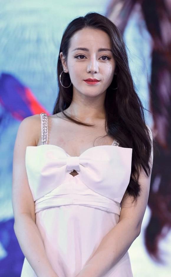 Visual đỉnh cao là thế, Địch Lệ Nhiệt Ba vẫn khiến người khác lo lắng vì 2 chi tiết đáng ngại-5