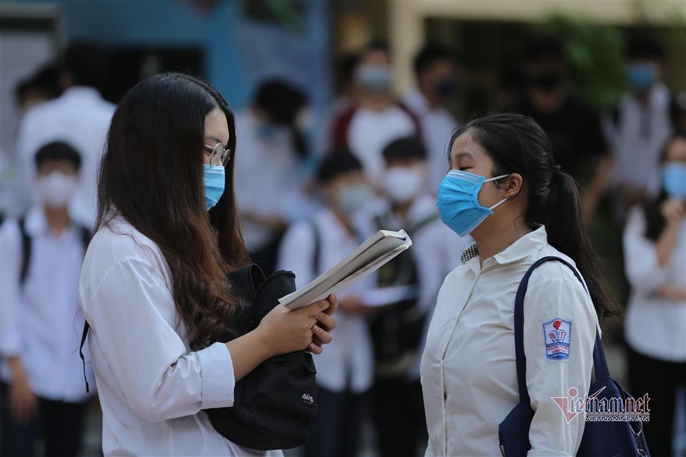 8 thí sinh đi xe chuyên dụng từ thôn phong tỏa đến trường thi-3