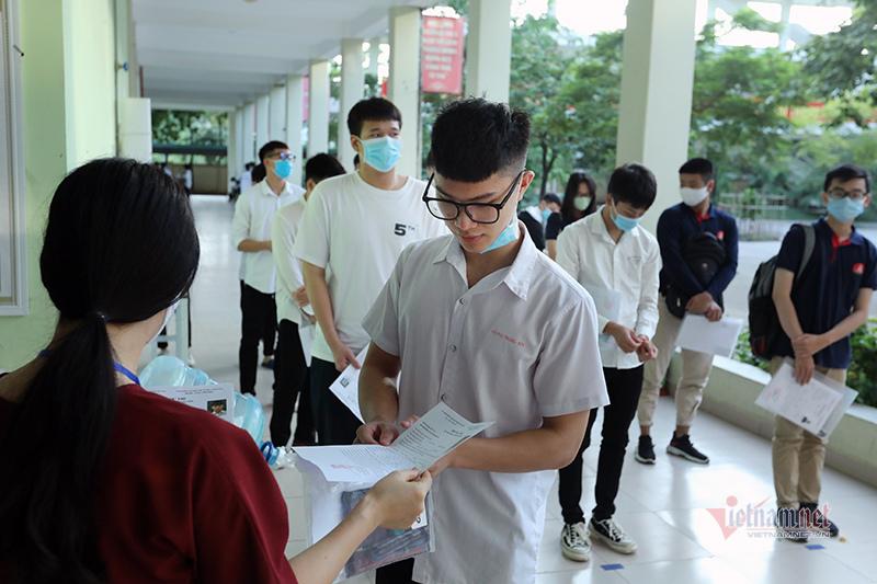 8 thí sinh đi xe chuyên dụng từ thôn phong tỏa đến trường thi-4