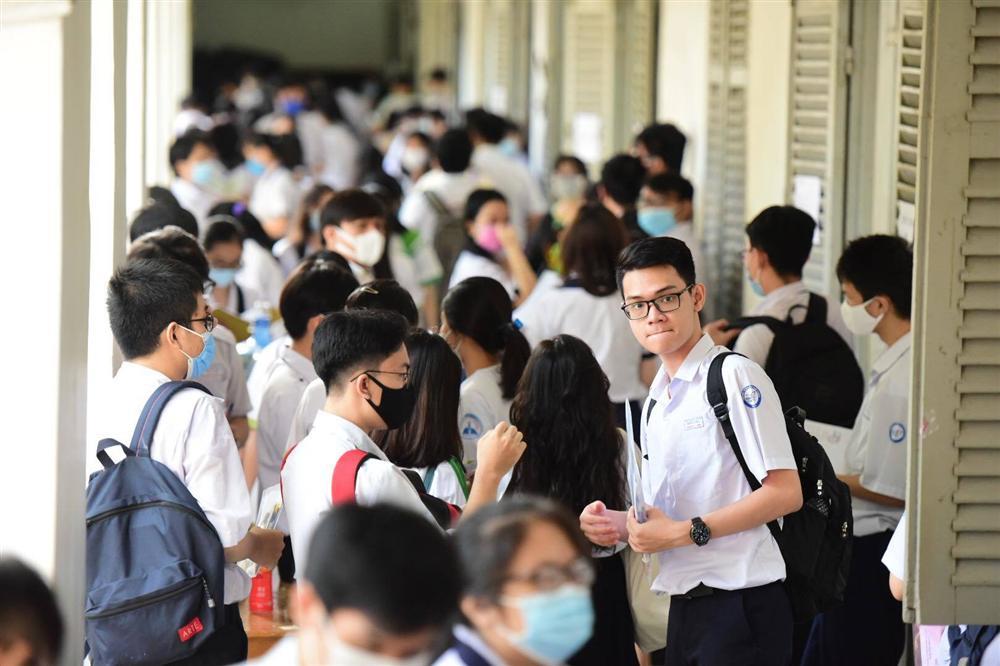 8 thí sinh đi xe chuyên dụng từ thôn phong tỏa đến trường thi-6