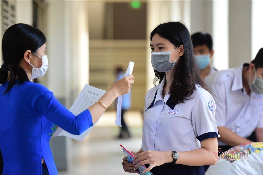 8 thí sinh đi xe chuyên dụng từ thôn phong tỏa đến trường thi-7