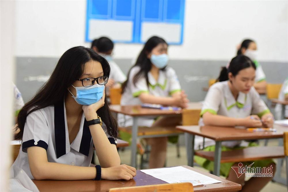 8 thí sinh đi xe chuyên dụng từ thôn phong tỏa đến trường thi-9