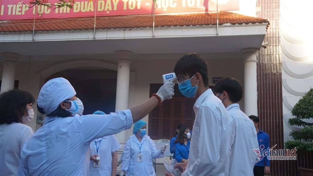 8 thí sinh đi xe chuyên dụng từ thôn phong tỏa đến trường thi-11