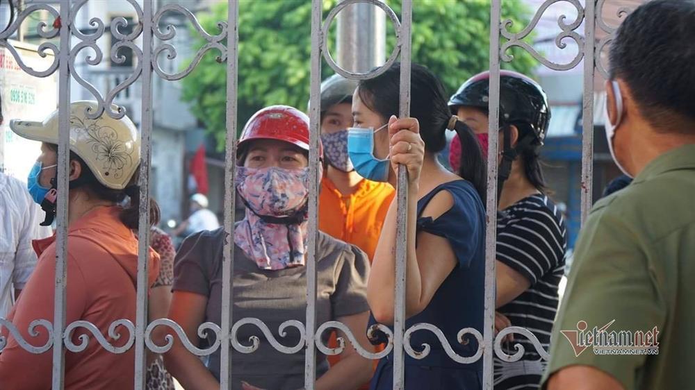 8 thí sinh đi xe chuyên dụng từ thôn phong tỏa đến trường thi-12