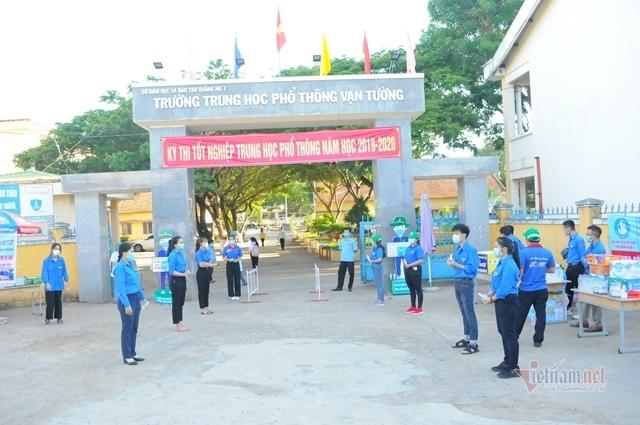 8 thí sinh đi xe chuyên dụng từ thôn phong tỏa đến trường thi-13