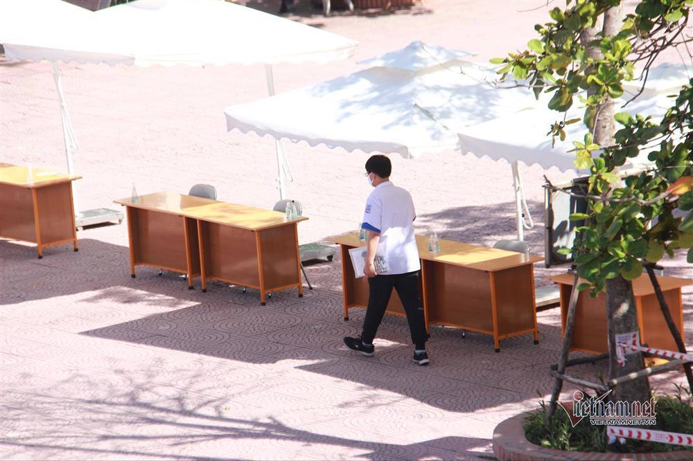 8 thí sinh đi xe chuyên dụng từ thôn phong tỏa đến trường thi-14