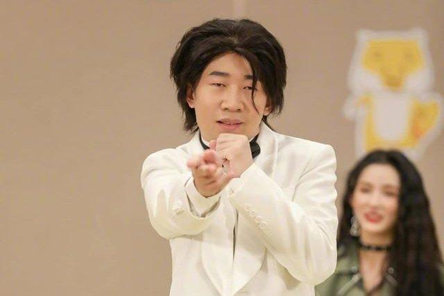 MC Trung Quốc bị chỉ trích vì mang theo 8 vệ sĩ ra phố-3