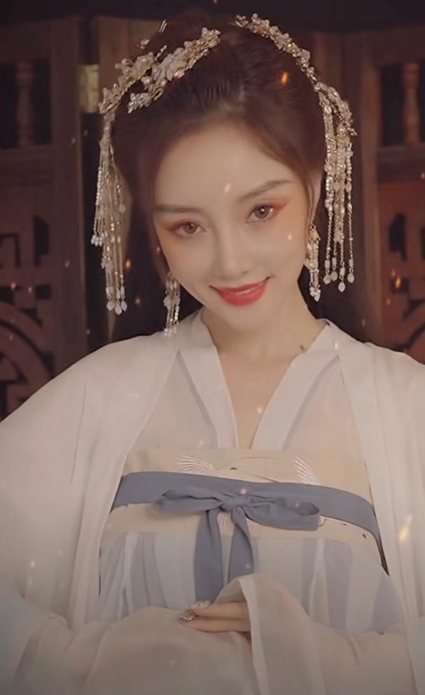 Lý Tiểu Lộ bị chê giống dâm phụ Phan Kim Liên trong tạo hình cổ trang-3