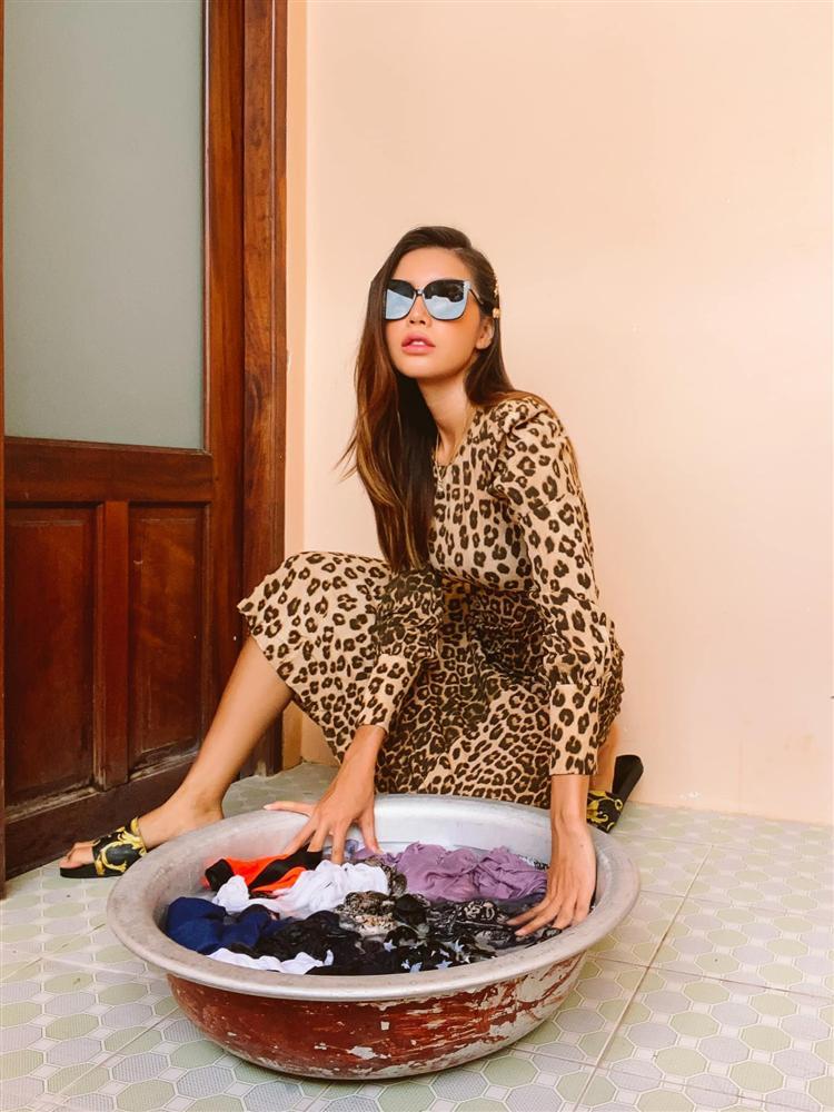 Minh Tú nhọc nhằn giặt đồ tại khu cách ly chỉ vì chân quá dài-1