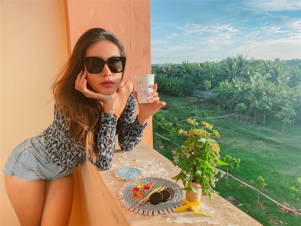 Minh Tú nhọc nhằn giặt đồ tại khu cách ly chỉ vì chân quá dài-7