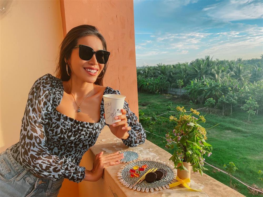 Minh Tú nhọc nhằn giặt đồ tại khu cách ly chỉ vì chân quá dài-8