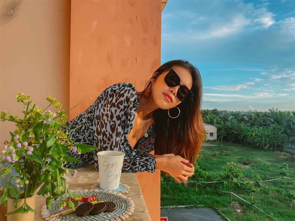 Minh Tú nhọc nhằn giặt đồ tại khu cách ly chỉ vì chân quá dài-9