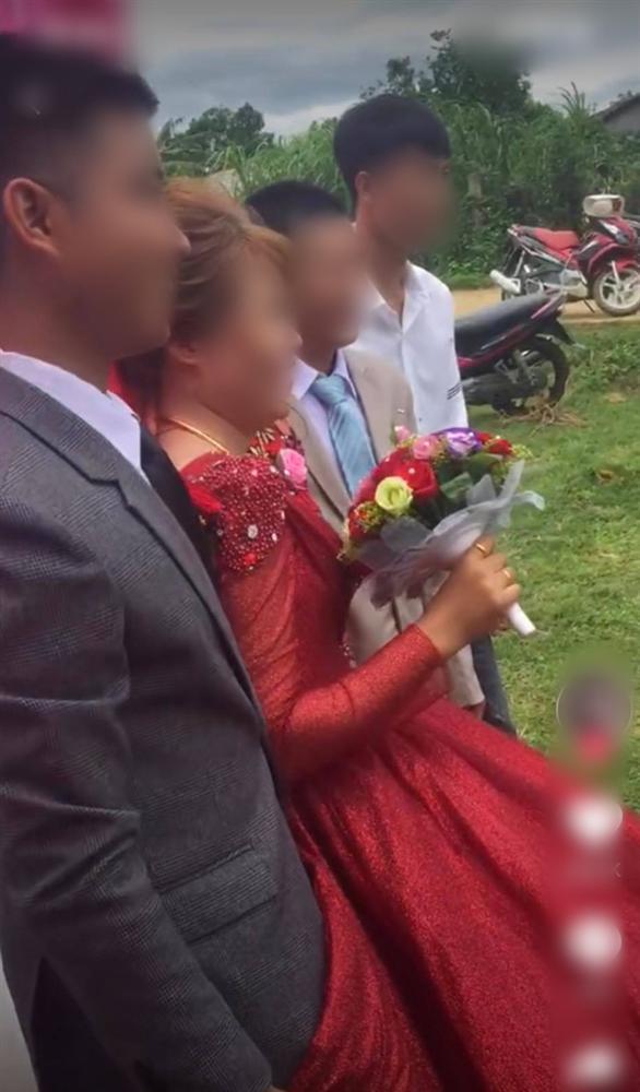 Lấy váy cô dâu làm bia đỡ đạn, chú rể bị dân mạng phát hiện tội nấm lùn-1