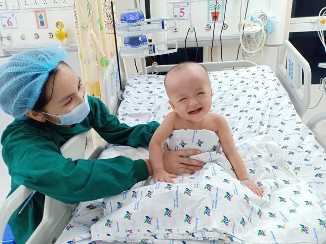 Những khoảnh khắc đáng yêu của Trúc Nhi - Diệu Nhi: Cười tít mắt, chống cằm suy tư-2