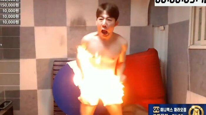 Nhận lời khán giả, Youtuber điển trai Hàn Quốc tự đốt của quý khi đang livestream-4