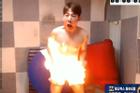 Nhận lời khán giả, Youtuber điển trai Hàn Quốc tự đốt 'của quý' khi đang livestream