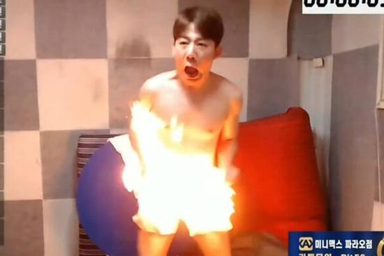 Nhận lời khán giả, Youtuber điển trai Hàn Quốc tự đốt 'của quý' khi đang livestream