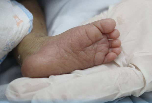 TP.HCM: Xót xa bé trai sơ sinh bệnh nặng bị cha mẹ bỏ rơi, bàn tay yếu ớt bấu chặt giường bệnh tìm sự sống-2