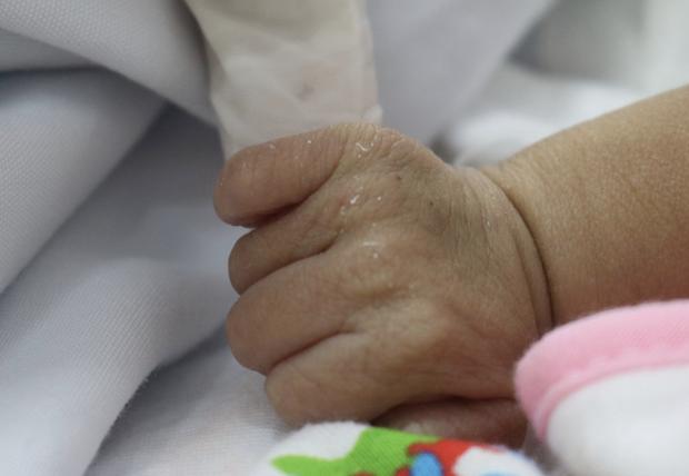 TP.HCM: Xót xa bé trai sơ sinh bệnh nặng bị cha mẹ bỏ rơi, bàn tay yếu ớt bấu chặt giường bệnh tìm sự sống-1