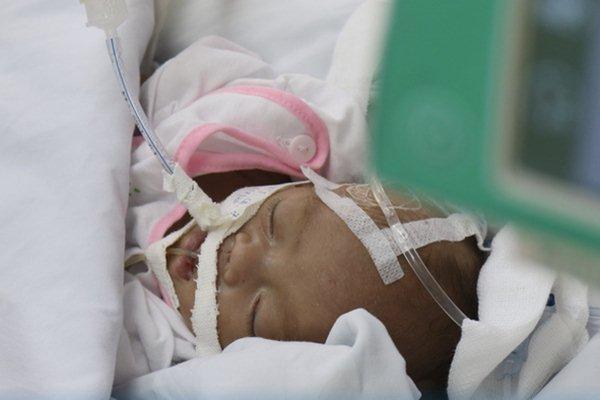 Bé sơ sinh còn nguyên dây rốn bị mẹ bỏ rơi ven đường-2