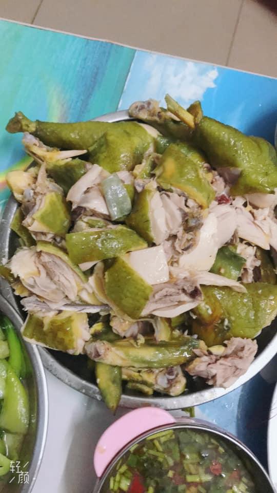 Đĩa gà luộc xanh ngắt một màu vô cùng kỳ lạ khiến chị em tranh cãi khắp các nhóm mạng xã hội-1