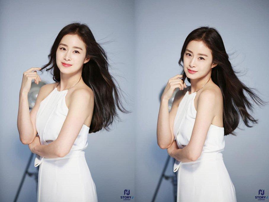 Mới đây, cư dân mạng phát hiện ra Kim Tae Hee đã lấy bằng thạc sĩ cho ngành học Tâm lý Tôn Giáo tại Trường Trinity College Dublin. Nhiều thông tin cho biết nữ diễn viên đã theo học và lấy bằng trong thời gian mang thai. Thông tin này khiến cư dân mạng không khỏi choáng ngợp và hết lời khen ngợi người đẹp. Trước đó, Kim Tae Hee đã tốt nghiệp Đại học quốc gia Seoul, ngôi trường top đầu tại Hàn Quốc.