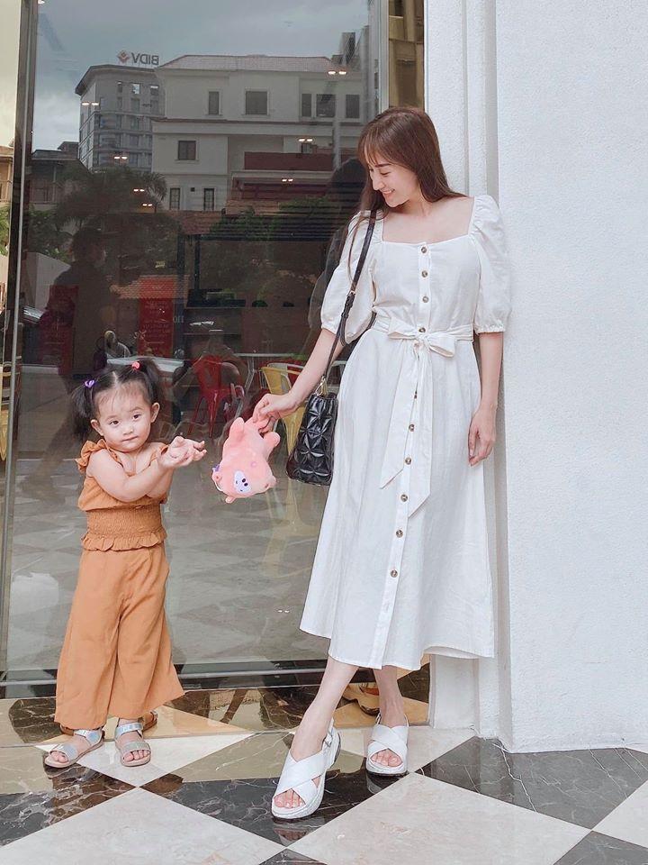 Con gái sinh non 1,9kg của Khánh Thi ngày càng ra dáng mợ chảnh-1