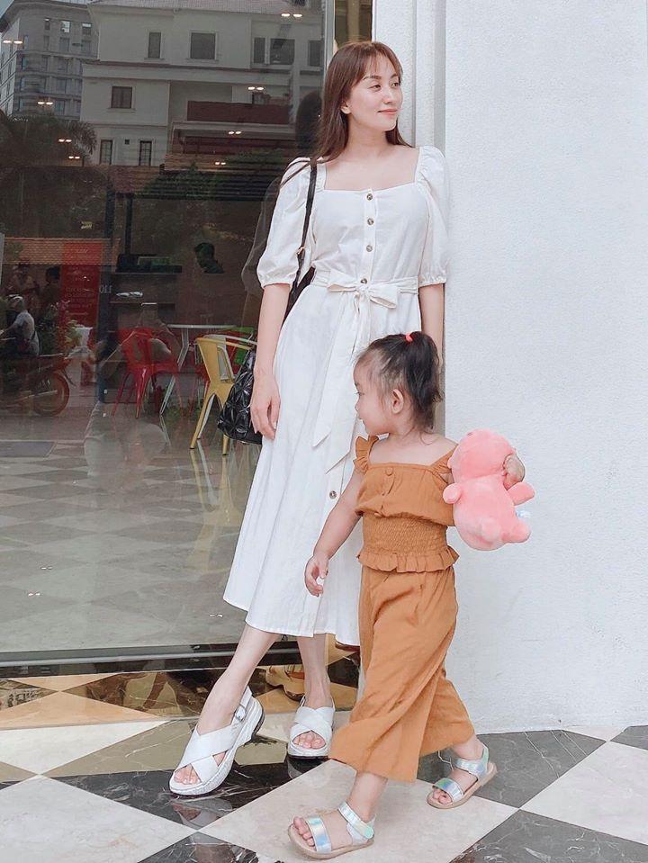 Con gái sinh non 1,9kg của Khánh Thi ngày càng ra dáng mợ chảnh-2