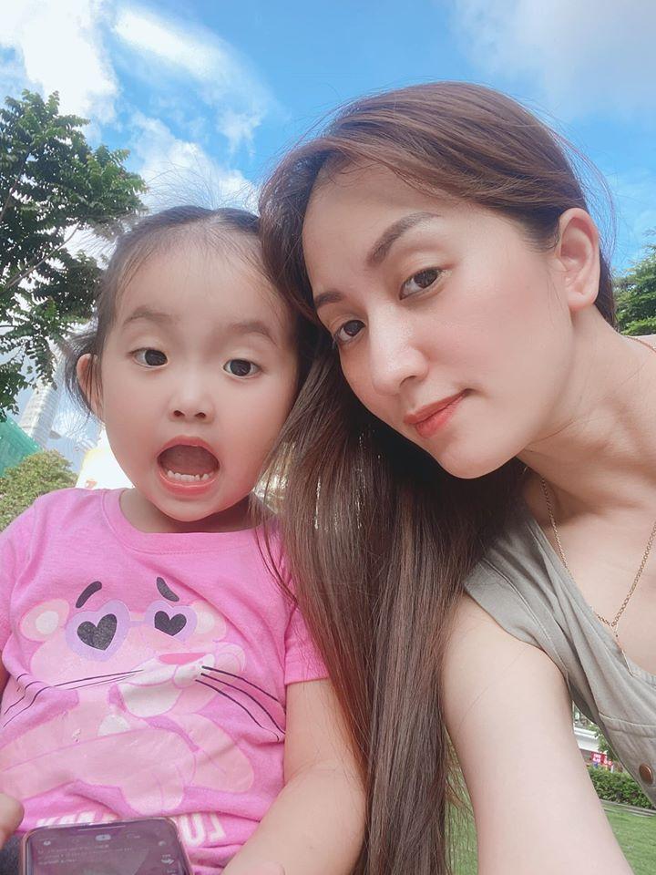 Con gái sinh non 1,9kg của Khánh Thi ngày càng ra dáng mợ chảnh-4