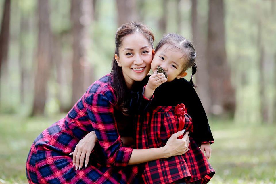 Con gái sinh non 1,9kg của Khánh Thi ngày càng ra dáng mợ chảnh-10