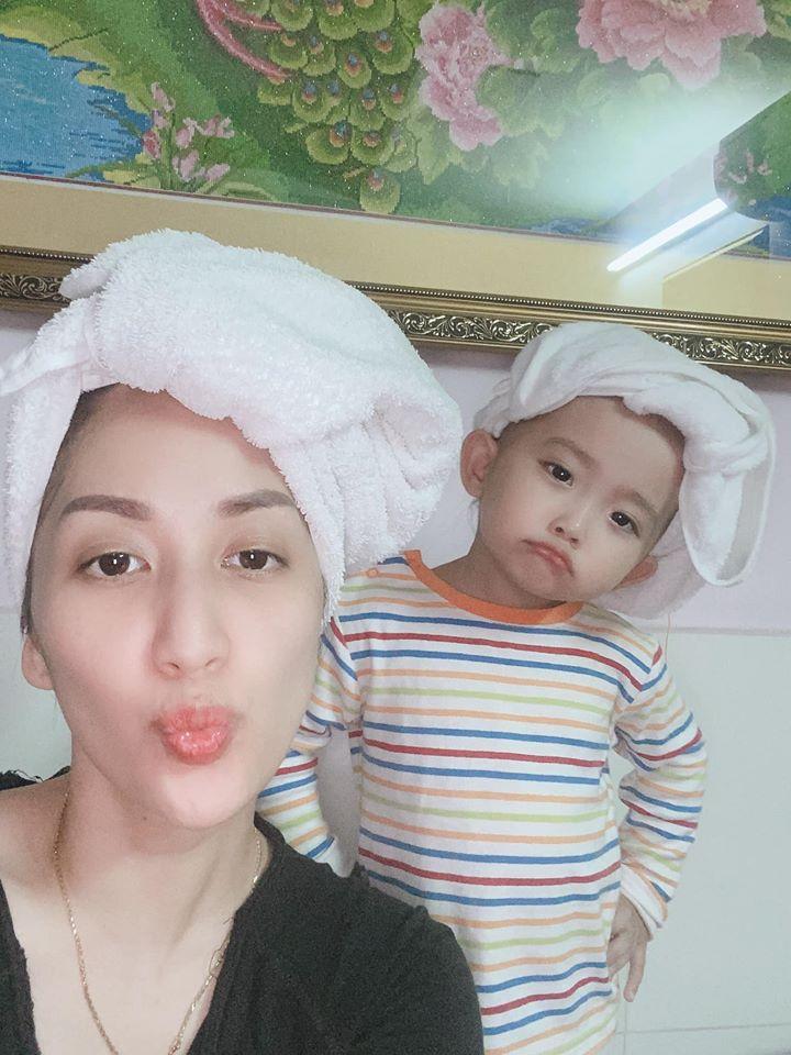 Con gái sinh non 1,9kg của Khánh Thi ngày càng ra dáng mợ chảnh-5