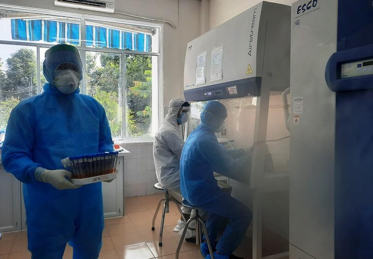 Bệnh nhân số 833 di chuyển phức tạp, tới nhiều ngân hàng trước khi phát hiện Covid-19-1