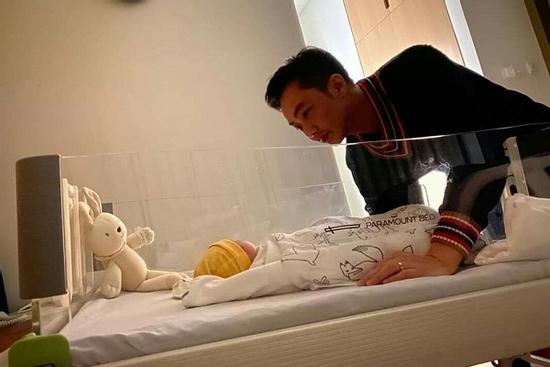 Khoảnh khắc đậm tình phụ tử của Cường Đô La và con gái vừa chào đời