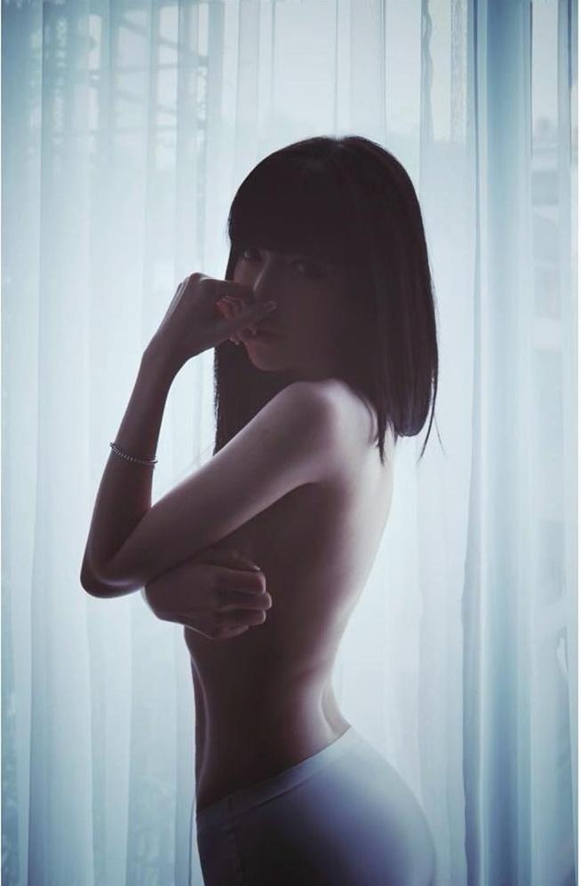 Elly Trần tung hình bán khỏa thân siêu sexy nhưng bị soi photoshop quá lố-5