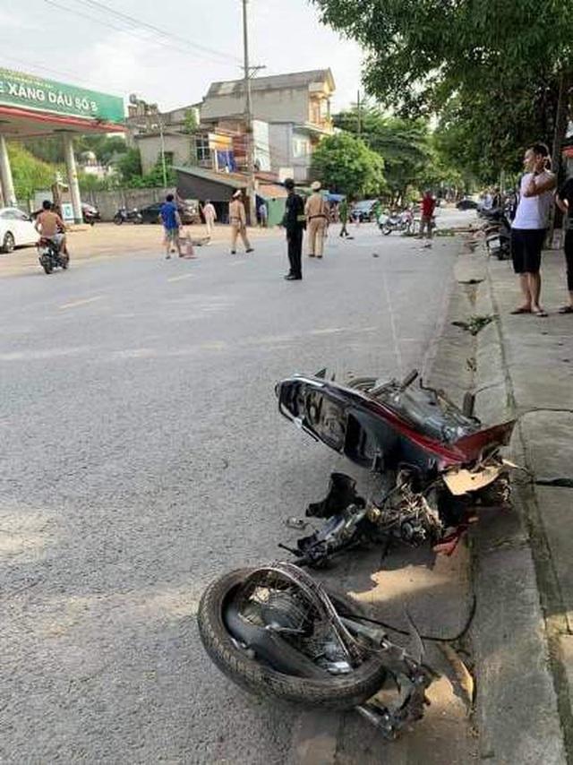 Đối đầu ô tô khiến xe máy gãy đôi, nam sinh tử vong tại chỗ-1
